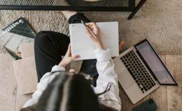 Équipe d’entreprise en réunion hybride discutant de stratégies de transformation organisationnelle et d’optimisation du télétravail.